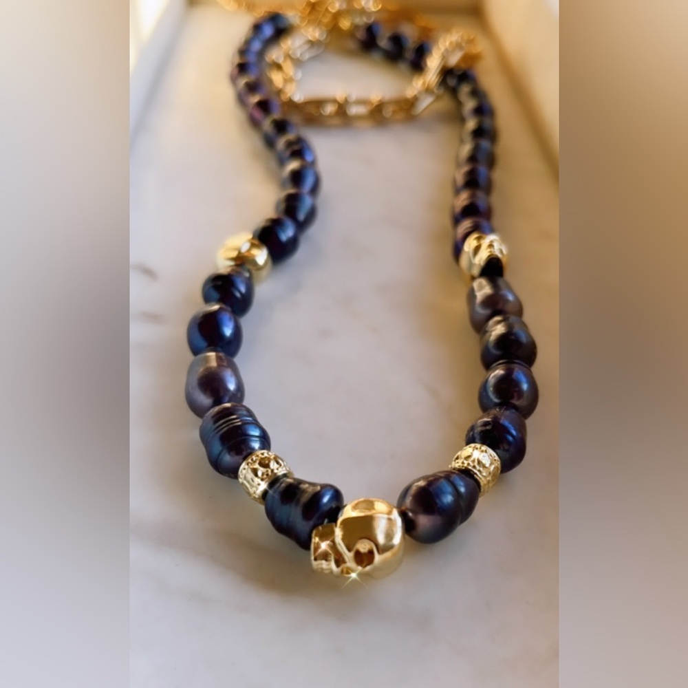 Pearls and gold skulls necklace